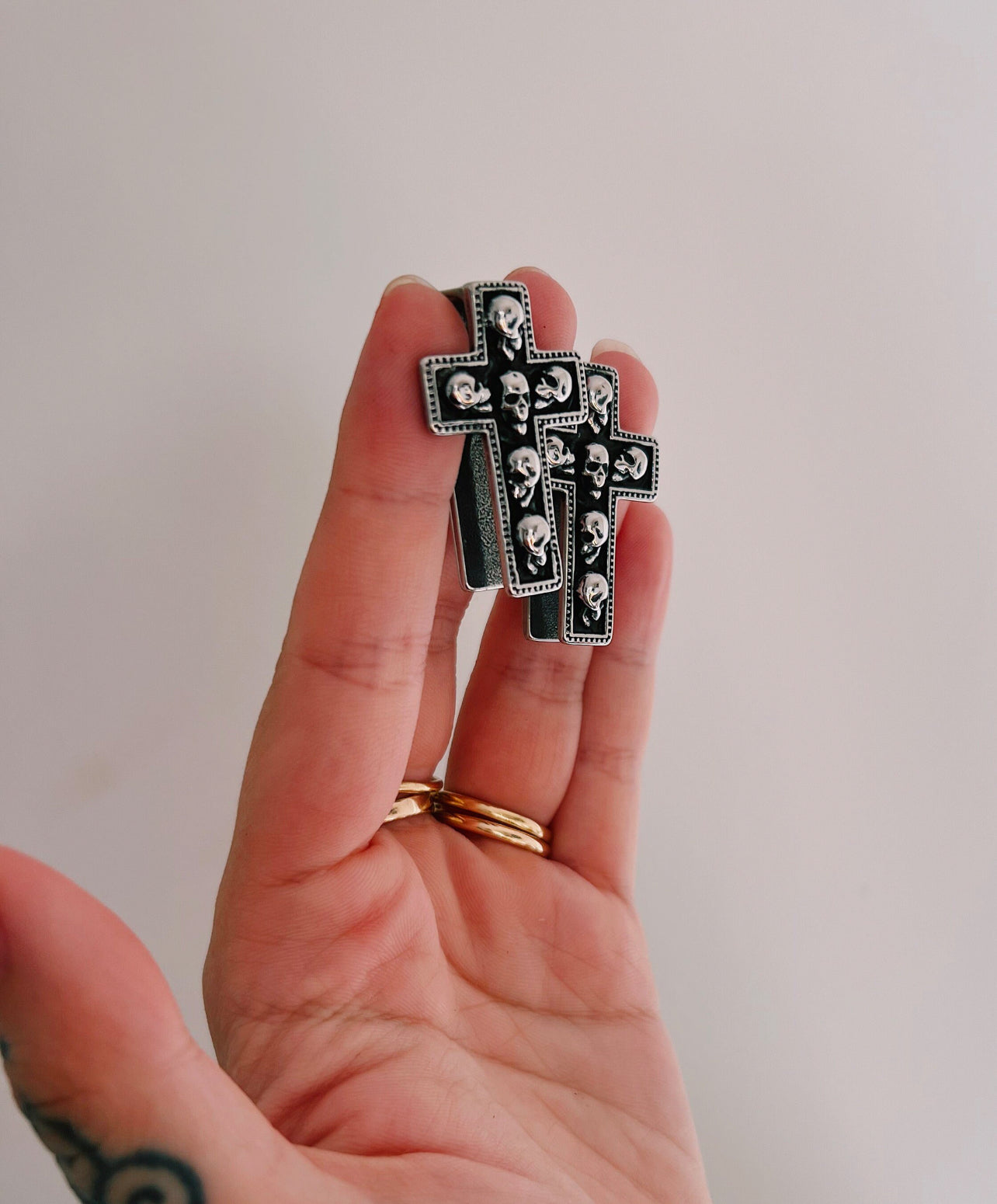 SKULL CROSS HANGERS